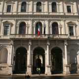 Il piano terra � rivestito da un bugnato levigato, mentre l'entrata presenta tre cancellate in ferro ad arco a tutto sesto, incorniciate da quattro colonne ioniche che sostengono l'elegante balcone del primo piano